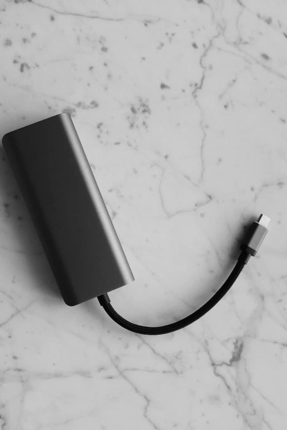Batterie externe noire et son câble