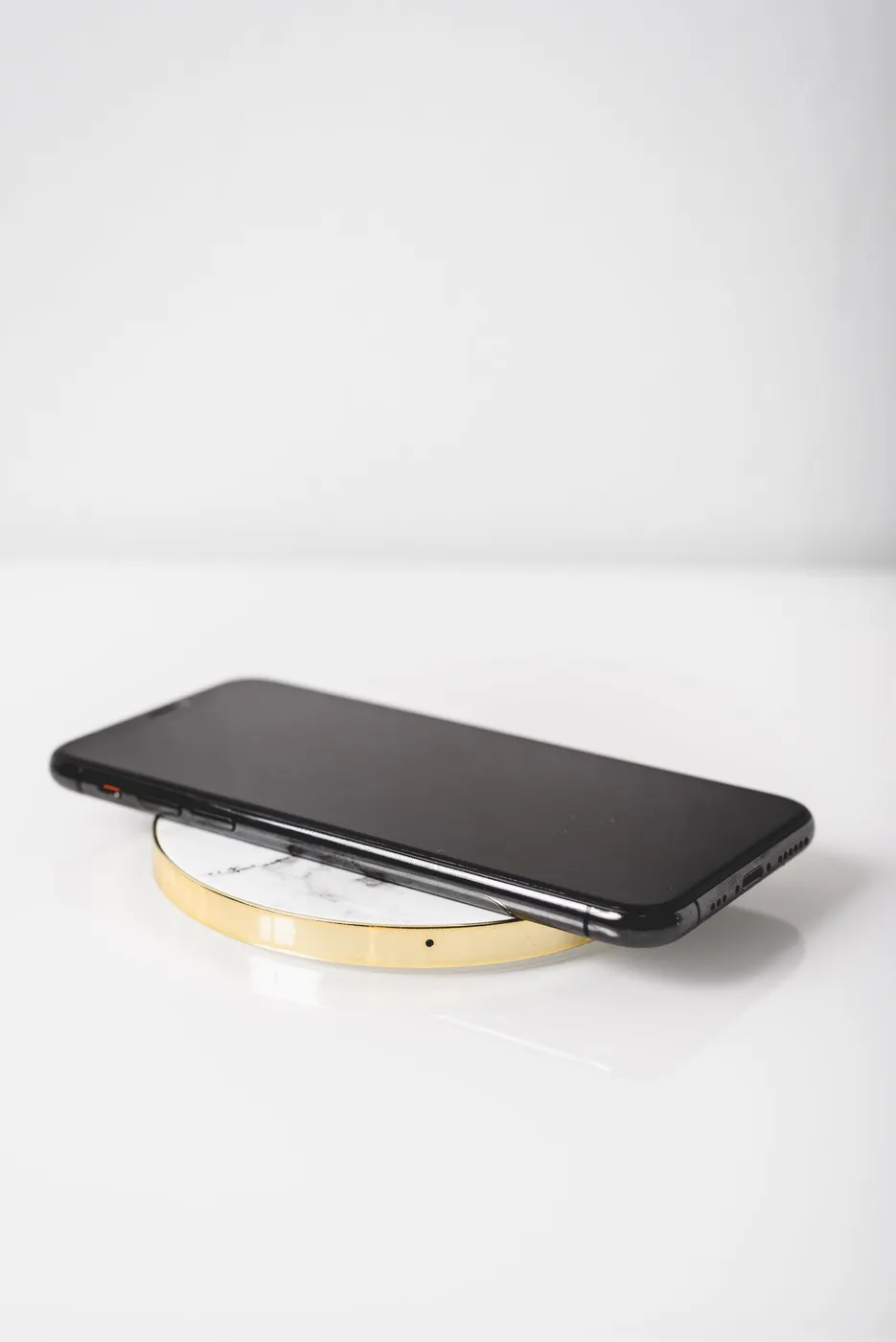 Smartphone posé sur un chargeur à induction