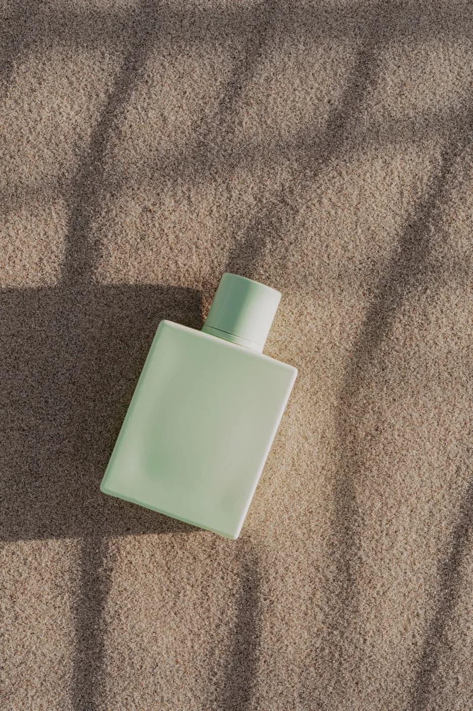 Flacon d'eau de toilette vert pâle