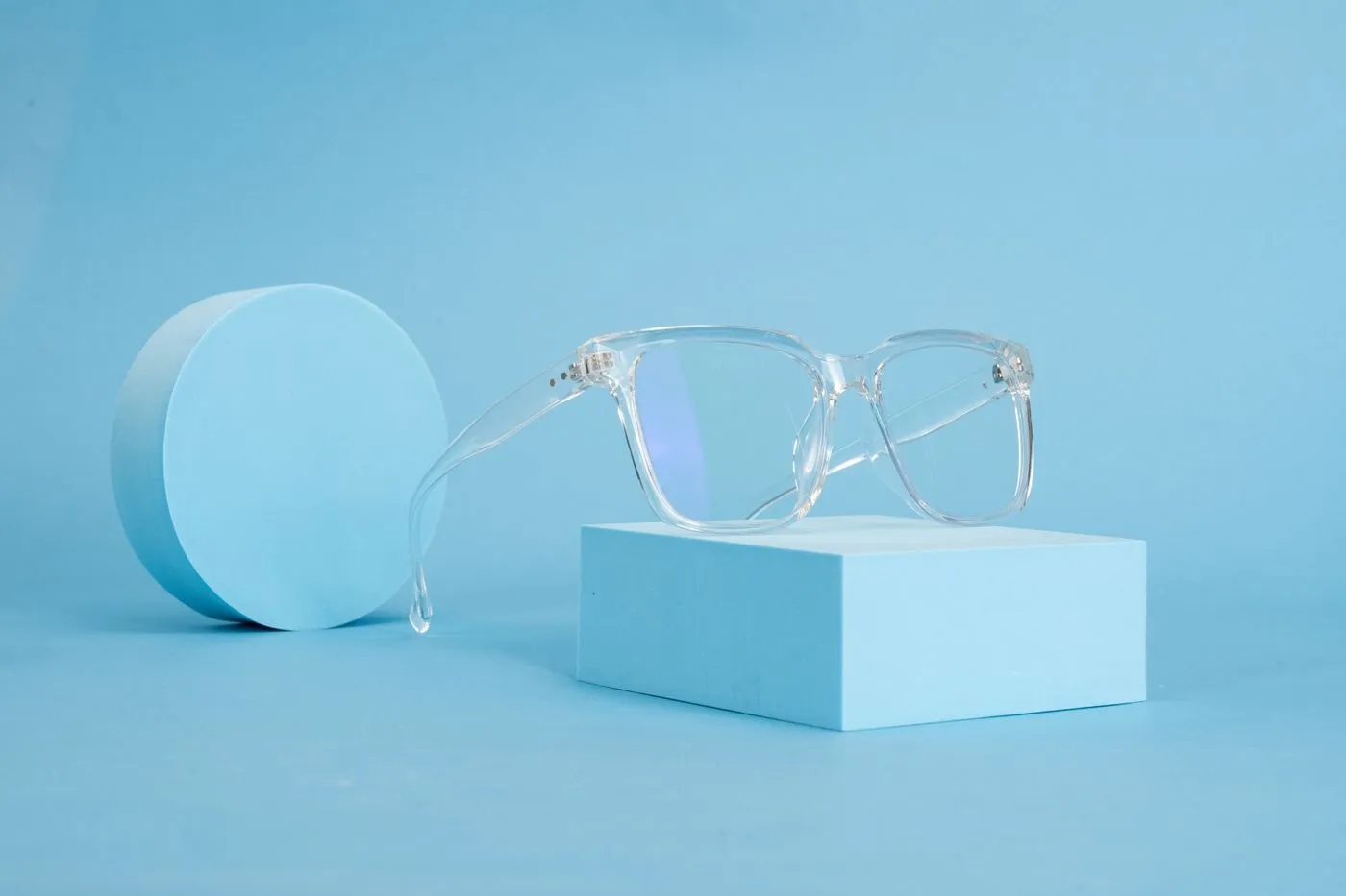 Lunettes à monture transparente