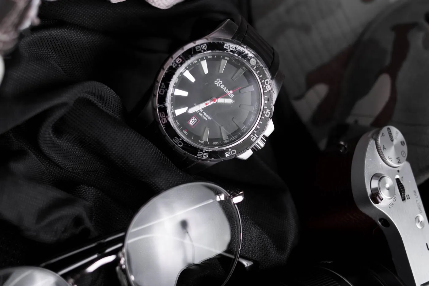 Montre de plongée noire à lunette tournante