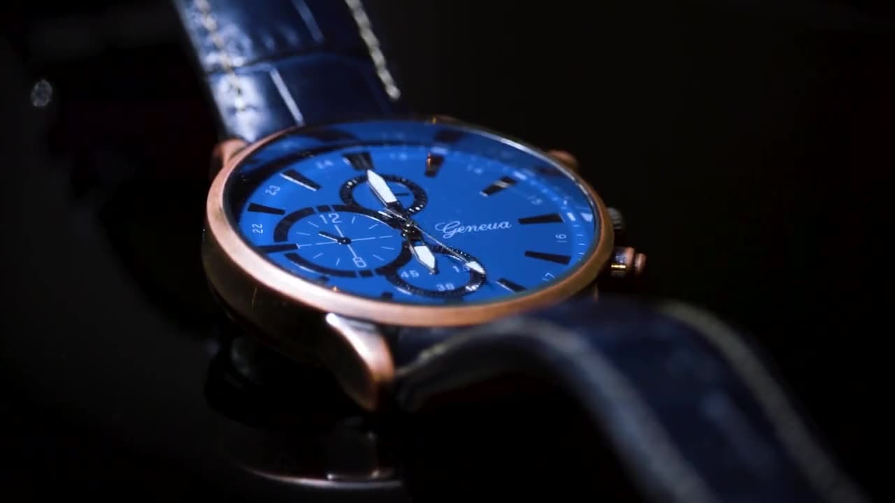 Montre à cadran bleu en gros plan