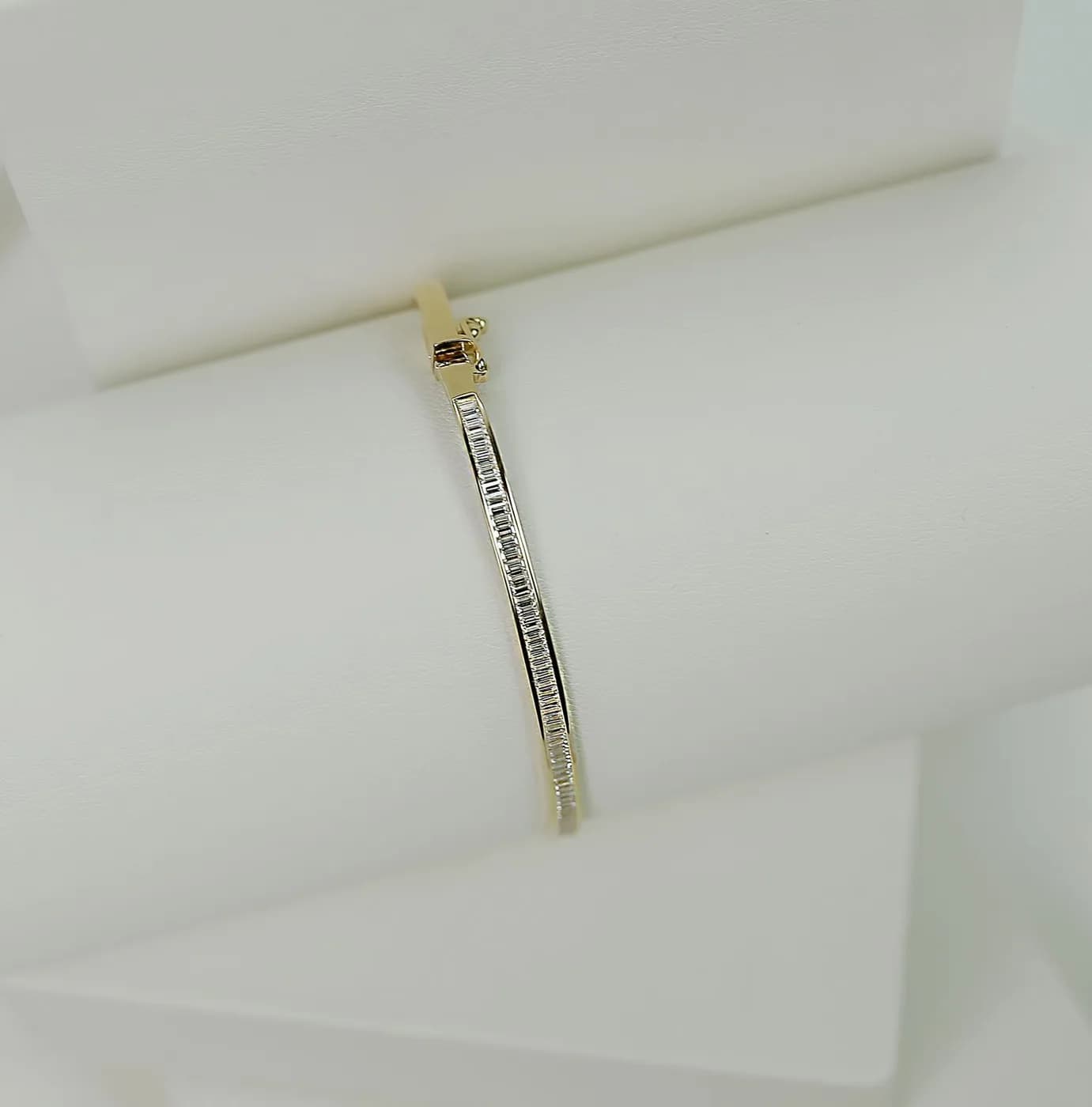 Bracelet jonc doré sur présentoir